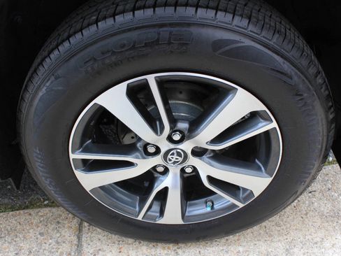 Used 2017 Toyota RAV4 XLE AWD/4WD image 6