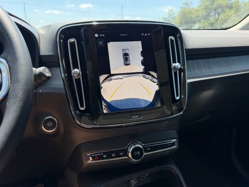 Certified 2026 Volvo XC40 B5 Plus AWD/4WD image 19