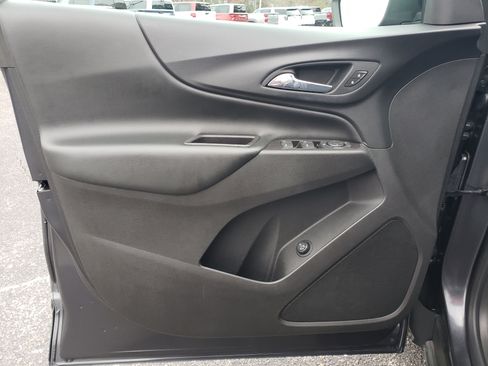 Used 2022 Chevrolet Equinox LT w/ Driver Convenience Package image 12