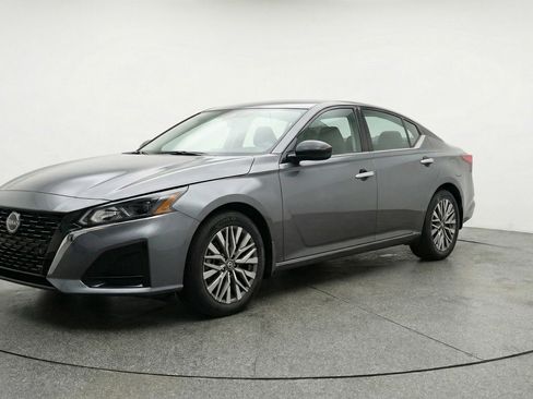 Used 2025 Nissan Altima 2.5 SV image 3