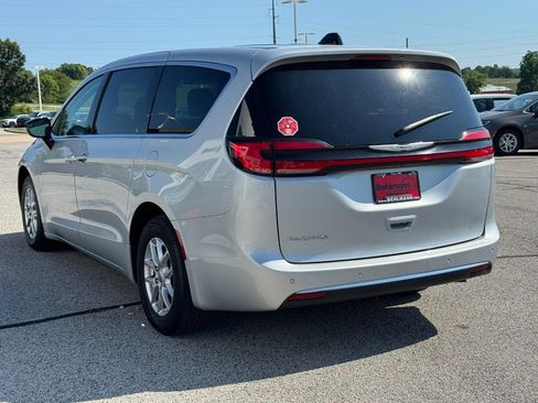Used 2024 Chrysler Pacifica Touring-L FWD image 8