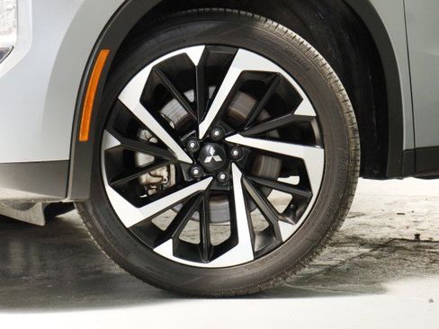 Used 2023 Mitsubishi Outlander SE FWD image 3