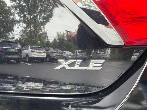 Used 2016 Toyota Camry XLE w/ Moonroof Package FWD image 9