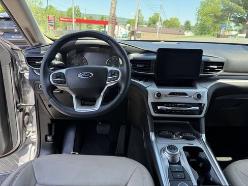 Used 2022 Ford Explorer XLT w/ Equipment Group 202A AWD/4WD image 29