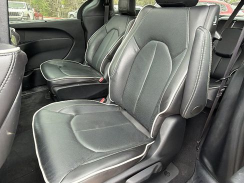 Used 2024 Chrysler Pacifica Premium image 22