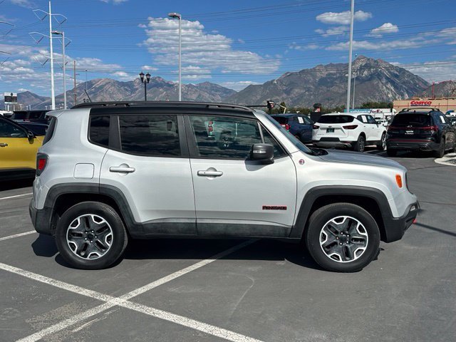 Used 2016 Jeep Renegade Trailhawk w/ Premium Trailhawk Package AWD/4WD image 8