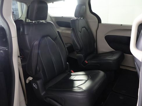 Used 2020 Chrysler Pacifica Touring-L image 29