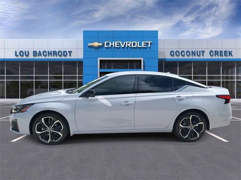 Used 2024 Nissan Altima 2.5 SR image 3