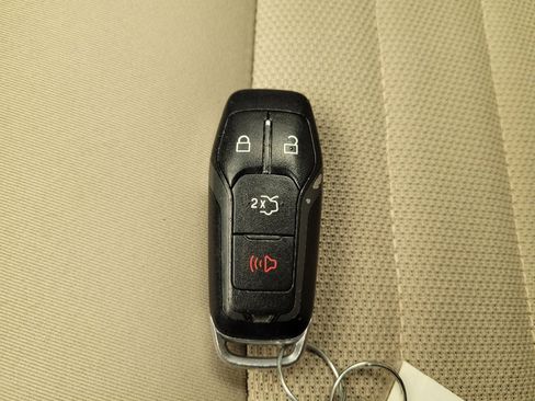 Used 2016 Ford Edge SE image 32