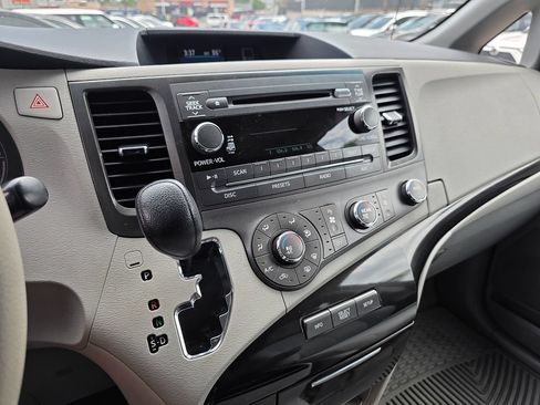 Used 2012 Toyota Sienna LE w/ Preferred Pkg FWD image 35