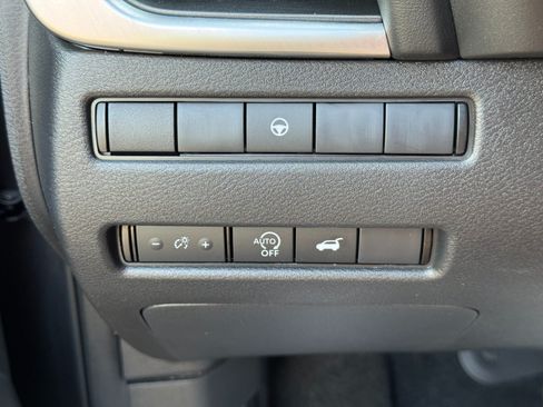 Used 2025 Nissan Rogue SV AWD/4WD image 15