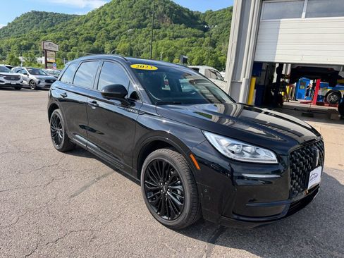 Used 2023 Lincoln Corsair Reserve w/ Equipment Group 202A AWD/4WD image 3