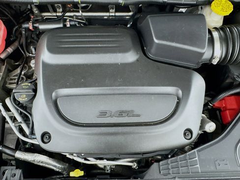 Used 2023 Chrysler Pacifica Touring-L FWD image 38
