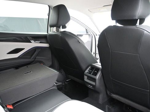 Used 2025 Volkswagen Tiguan SE AWD/4WD image 20