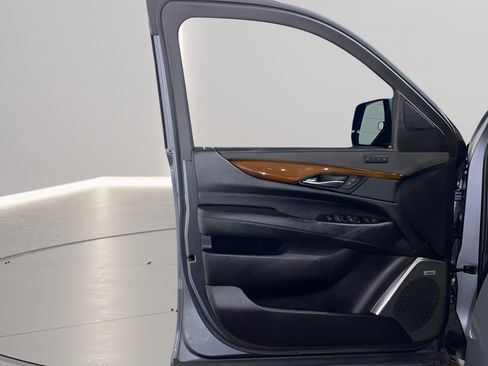 Used 2020 Cadillac Escalade Luxury RWD image 14
