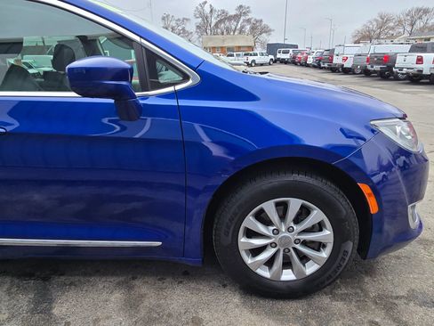Used 2018 Chrysler Pacifica Touring-L image 11