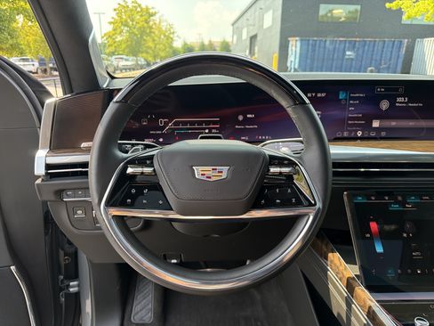 Used 2025 Cadillac Escalade ESV Sport Platinum w/ LPO, ONYX Package AWD/4WD image 12
