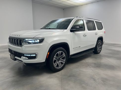 Used 2024 Jeep Wagoneer Series II w/ Flexible Seating Group image 3