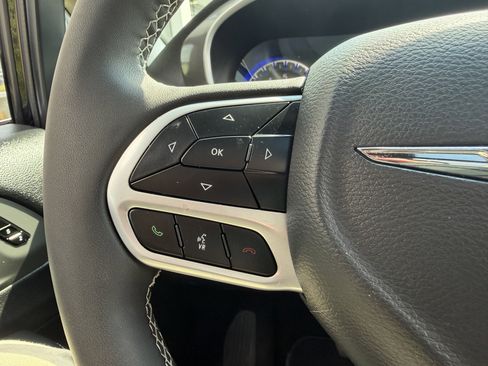 Used 2025 Chrysler Pacifica Select AWD/4WD image 36