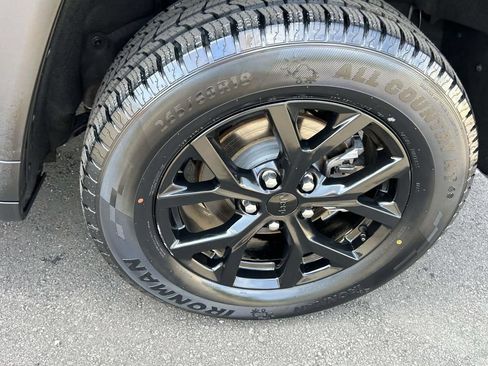 Used 2024 Jeep Grand Cherokee Altitude RWD image 6