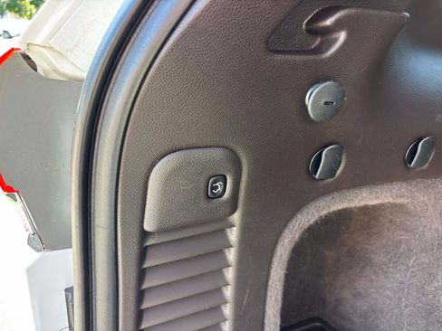 Used 2019 Jeep Grand Cherokee Overland AWD/4WD image 7