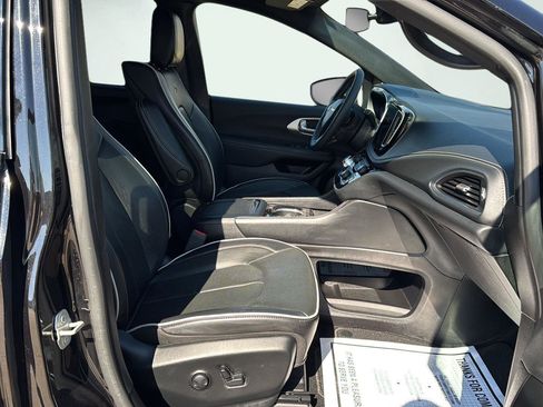 Used 2024 Chrysler Pacifica Limited w/ Uconnect Theater Family Group image 25