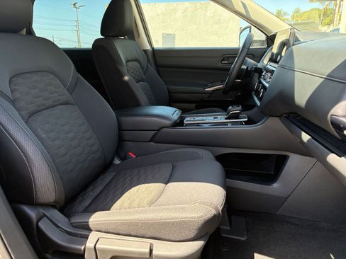 Used 2025 Nissan Pathfinder SV image 39