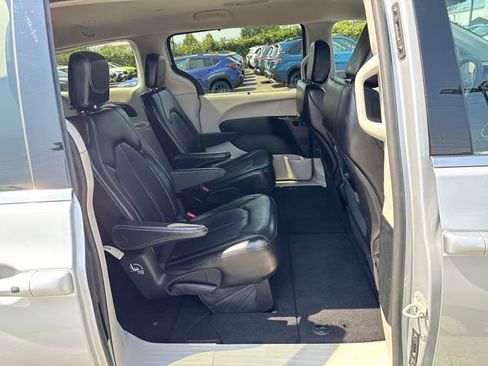 Used 2024 Chrysler Pacifica Touring-L FWD image 10