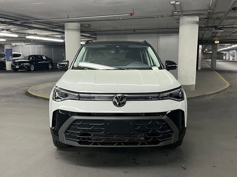 Used 2025 Volkswagen Taos SE AWD/4WD image 32