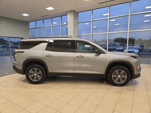Used 2025 Chevrolet Traverse LT image 6