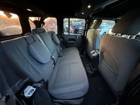 Used 2024 Jeep Wrangler Unlimited image 14