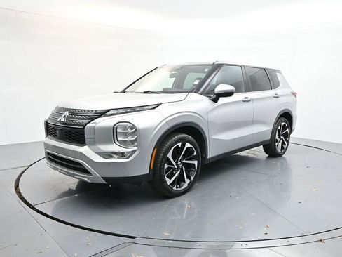 Used 2022 Mitsubishi Outlander SE image 3