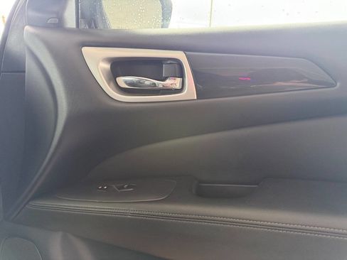 Used 2020 Nissan Pathfinder SV image 41