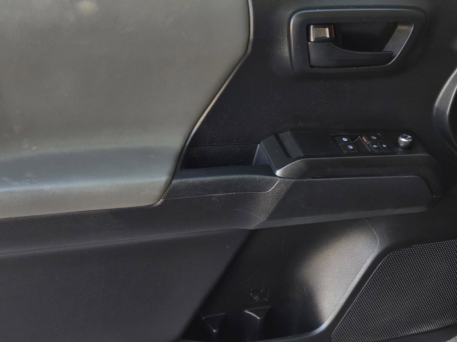 Used 2018 Toyota Tacoma SR RWD image 21