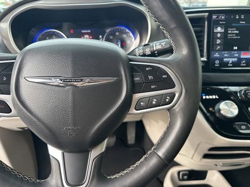 Used 2023 Chrysler Pacifica Touring-L FWD image 17
