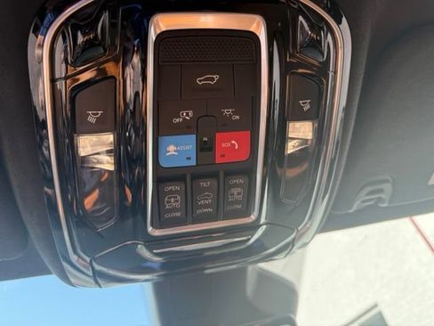Used 2022 Jeep Grand Wagoneer Series III AWD/4WD image 24