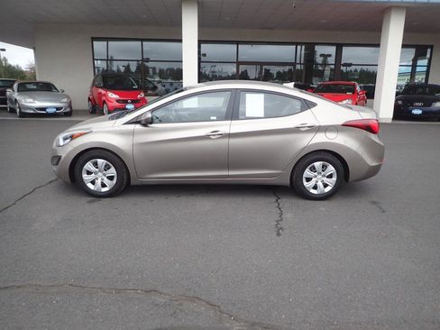 Used 2016 Hyundai Elantra SE image 2