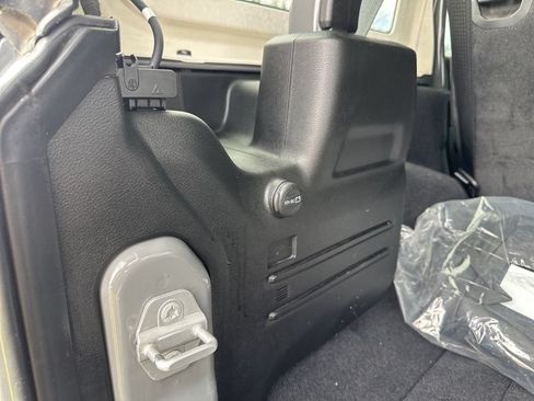 Used 2021 Jeep Wrangler Unlimited Sahara w/ Uconnect 4C Nav & Sound Group AWD/4WD image 10