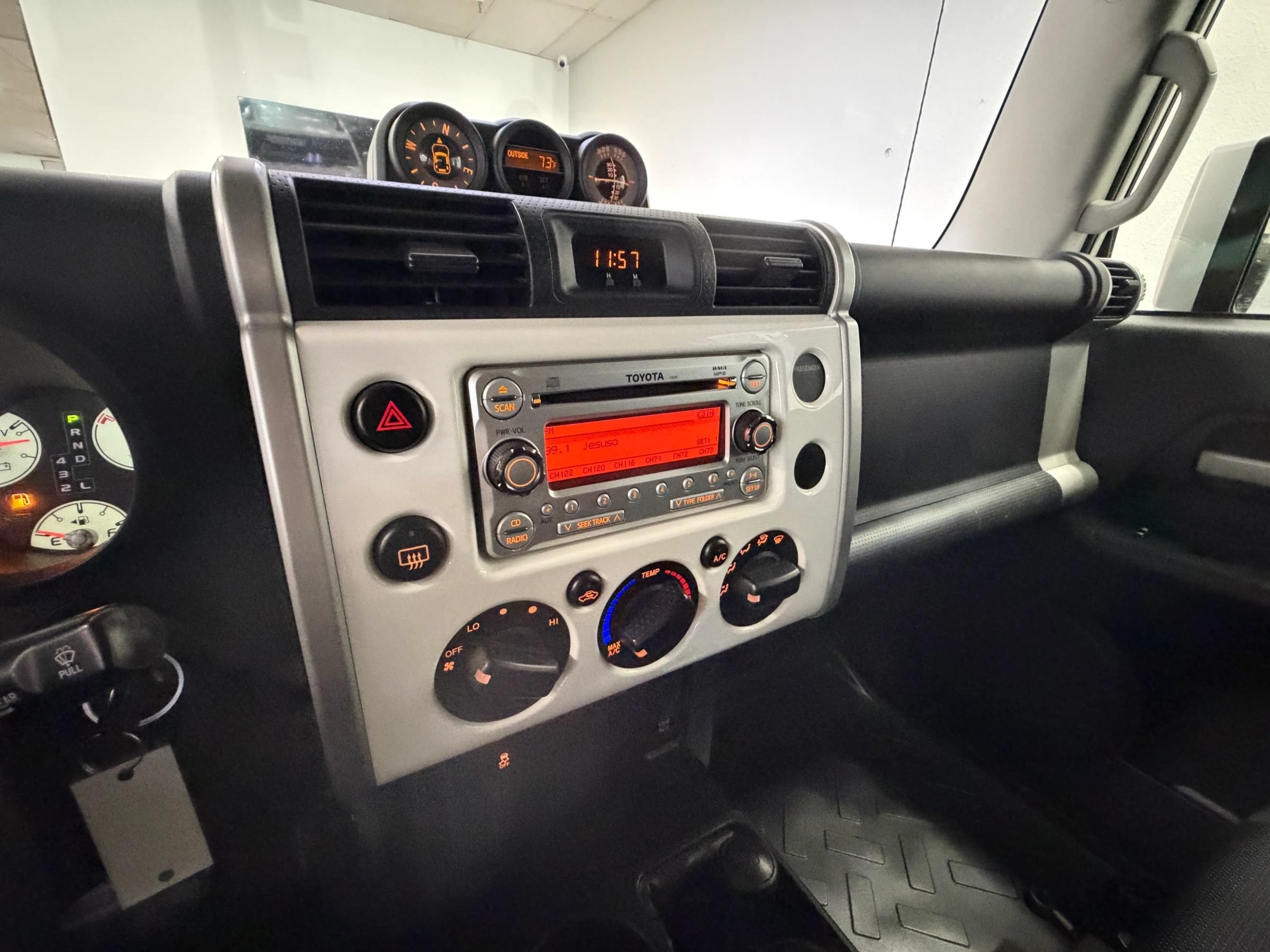 Used 2013 Toyota FJ Cruiser 4WD w/ Convenience Pkg image 28