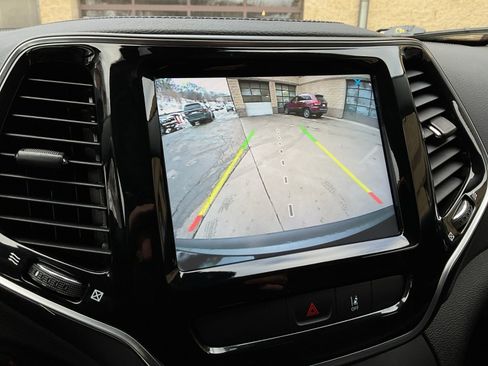 Used 2022 Jeep Cherokee Limited image 25