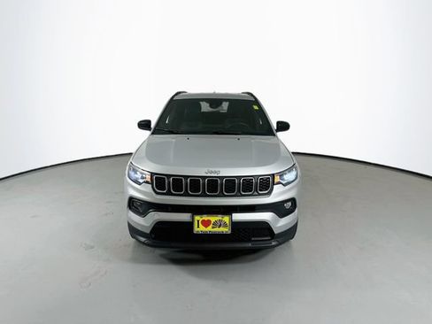 Used 2024 Jeep Compass Latitude AWD/4WD image 4
