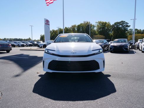 Used 2025 Toyota Camry LE image 7