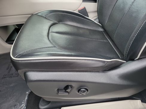 Used 2024 Chrysler Pacifica Limited FWD image 21