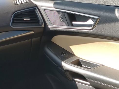 Used 2020 Ford Edge SE image 23