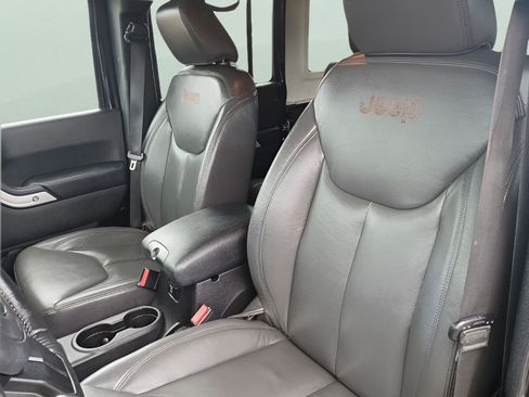 Used 2016 Jeep Wrangler Unlimited Sahara w/ Connectivity Group AWD/4WD image 22