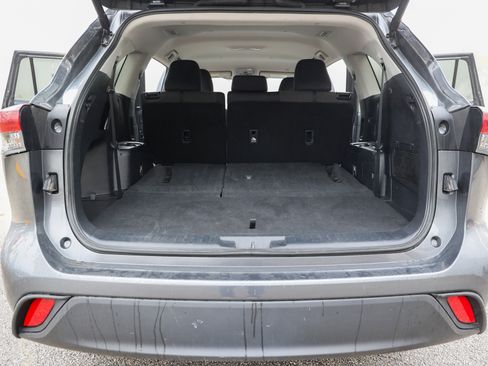 Used 2024 Toyota Highlander LE image 40