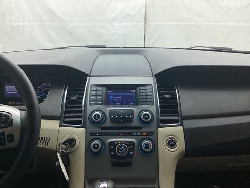 Used 2017 Ford Taurus SE image 28