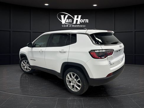 Used 2024 Jeep Compass Latitude w/ Sun and Sound Group AWD/4WD image 5
