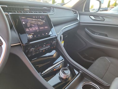 New 2025 Jeep Grand Cherokee Altitude image 20