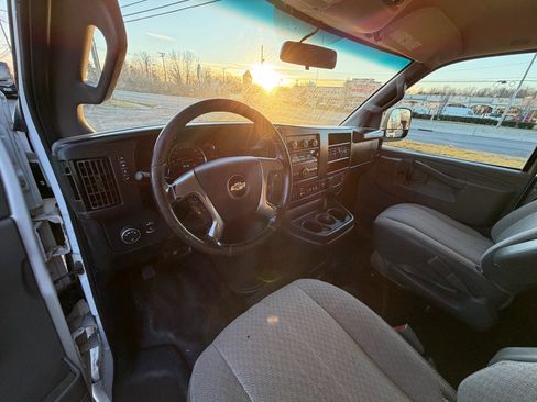 Used 2018 Chevrolet Express 2500 LT w/ LT Preferred Equipment Group image 16